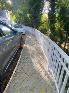 Ripristino ringhiera corrimano via Nova Levante • Realizzazione di un nuovo marciapiede pedonale in via Misurina, nel tratto compreso tra il civico 99 e il civico 101.